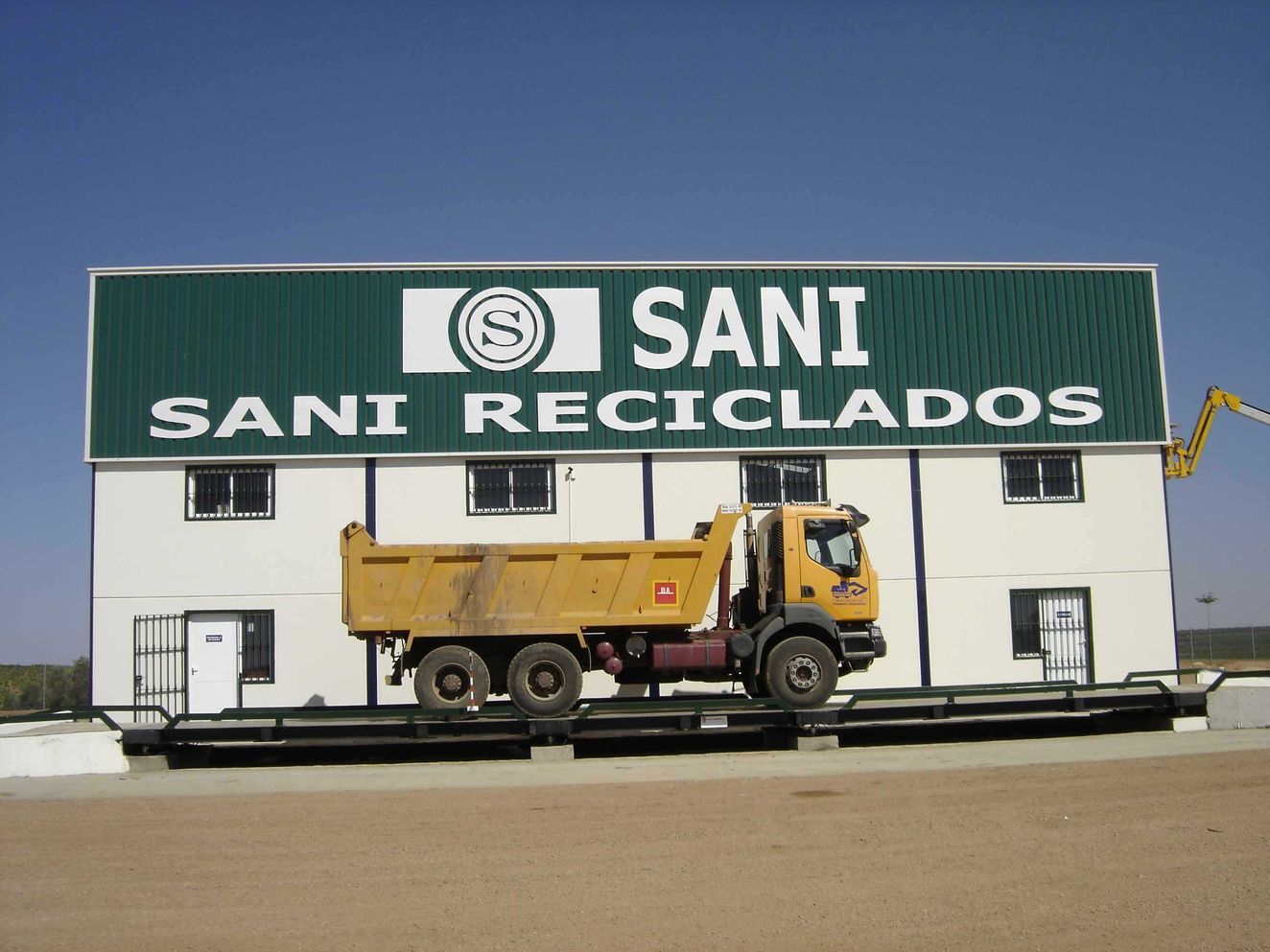 FACHADA SANI RECICLADOS